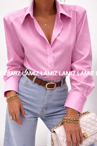 Stylowa kobieta w różowej koszuli (1).png