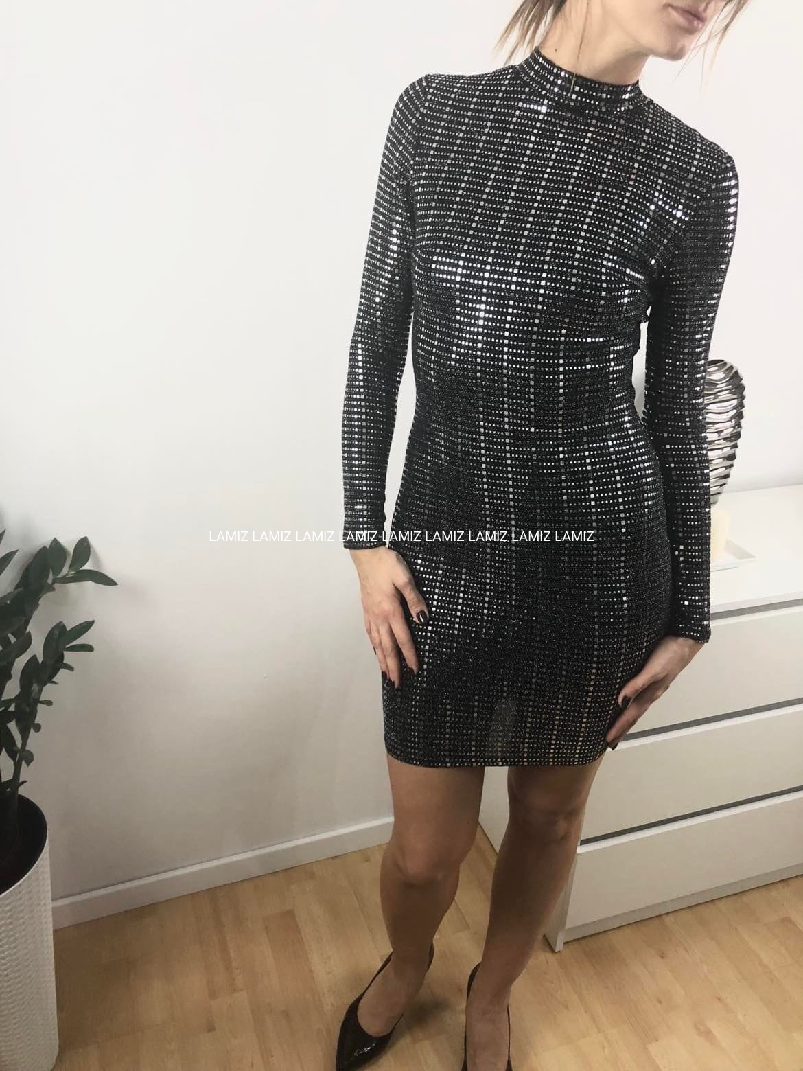 Sukienka z odkrytymi plecami łezka